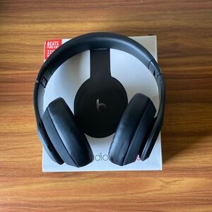 Beats by Dre headphones black and silver